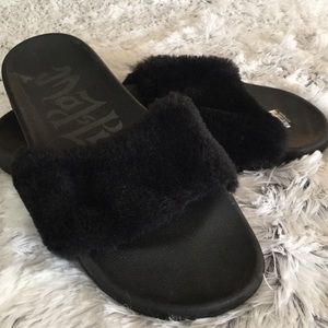 ☀️Black faux fur slides